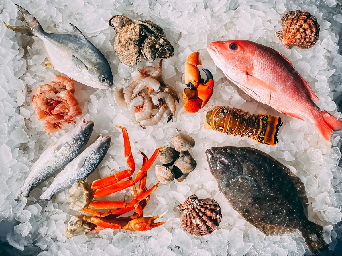 Miếng cá dứa một nắng nướng phồng trên than hồng, da vàng giòn, thịt trắng béo ngọt